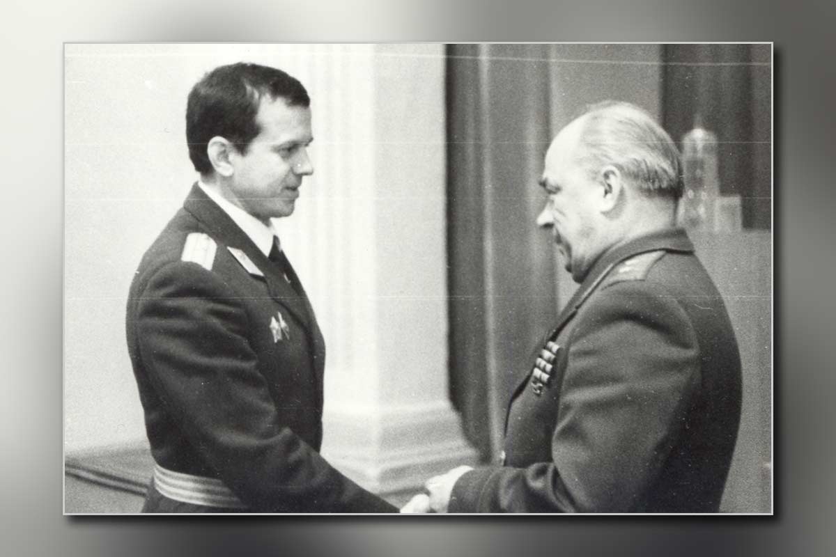 В.А. Пискарёв вручает медаль «За отличную службу по охране общественного порядка», 1986 год. Фото из личного архива заместителя декана факультета права Академии МВД В.А. Невмержицкого В.А. Пискарёв вручает медаль «За отличную службу по охране общественного порядка», 1986 год. Фото из личного архива заместителя декана факультета права Академии МВД В.А. Невмержицкого