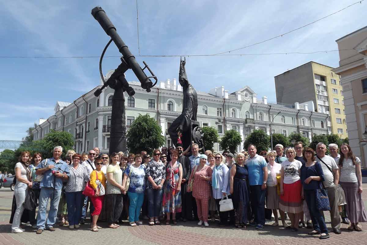 Памятник «Звездочет»: сотрудники Академии МВД посетили с экскурсией достопримечательности Могилёва