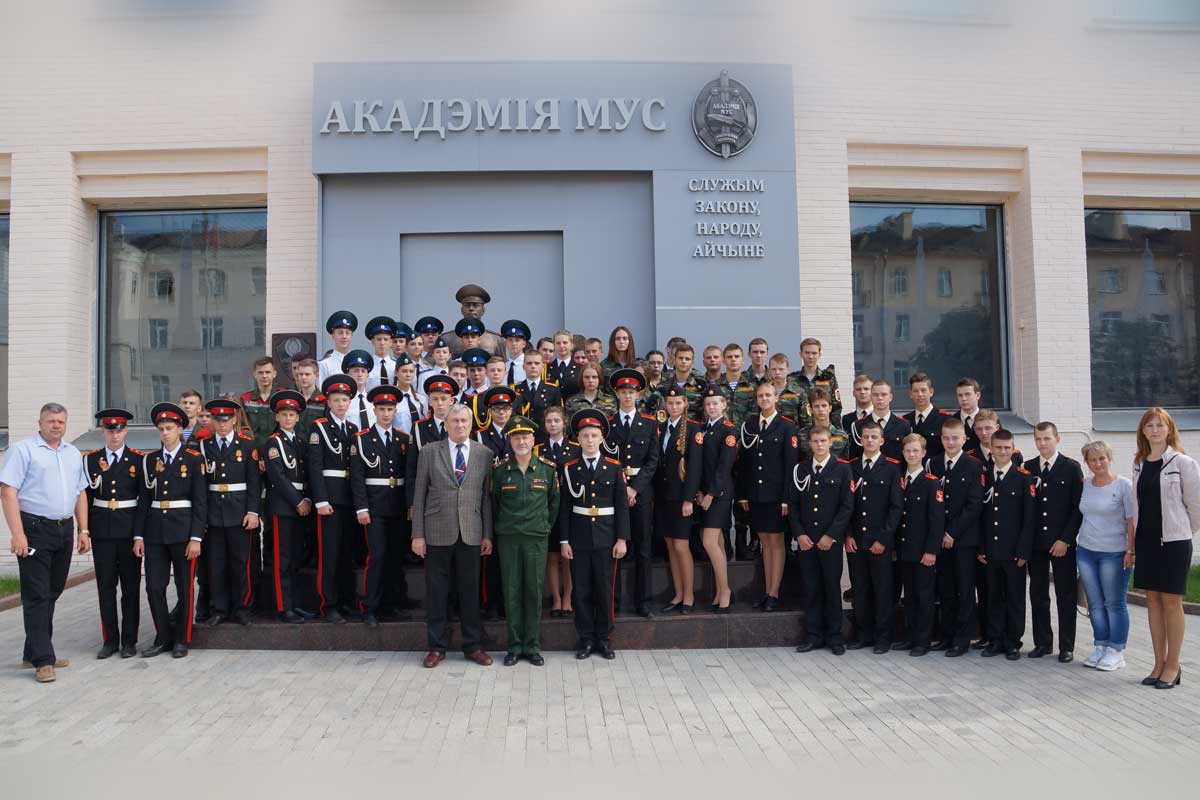 Школьники и кадеты на экскурсии в Академии МВД