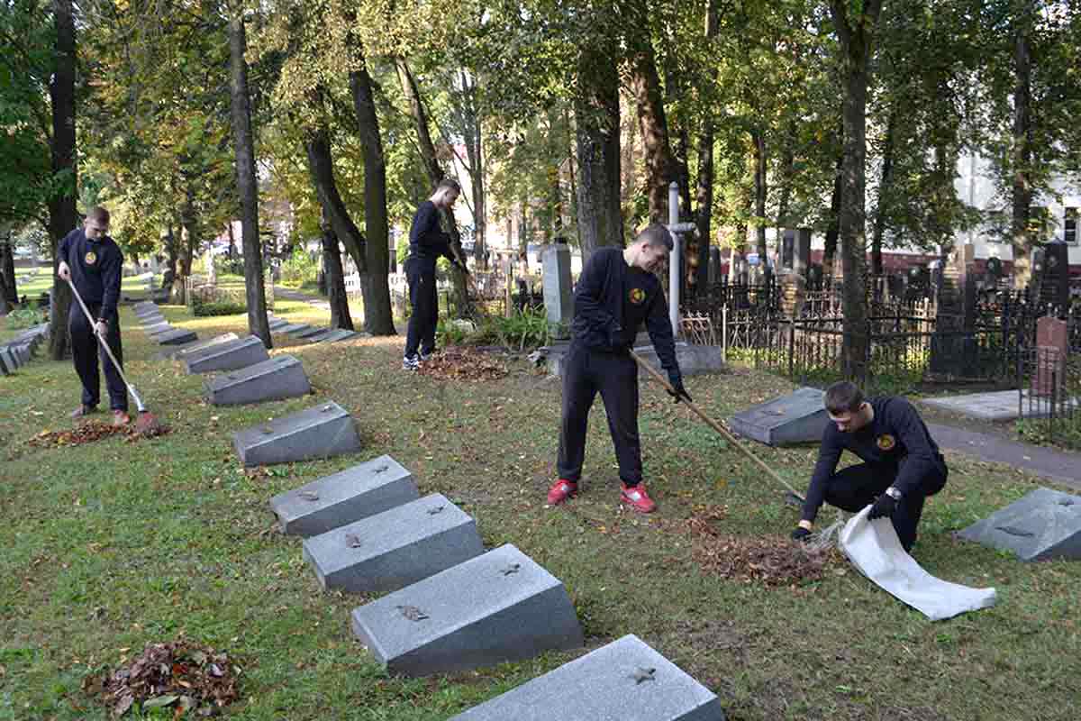 Волонтеры БРСМ - курсанты Академии МВД помогают в благоустройстве Военного кладбища