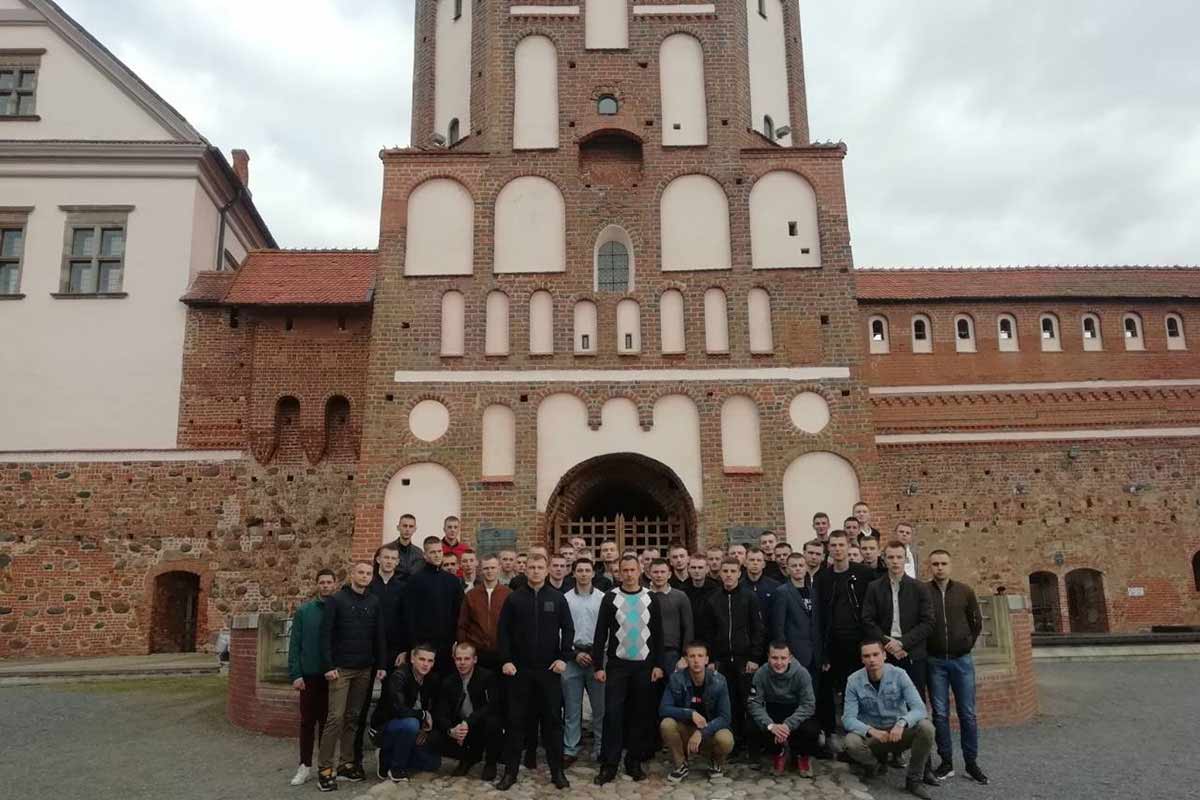 Экскурсия курсантов Академии МВД в Мирский замок