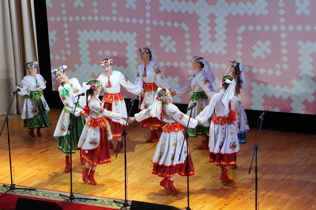 Концертная программа от заслуженного ансамбля белорусской песни на сцене Академии МВД