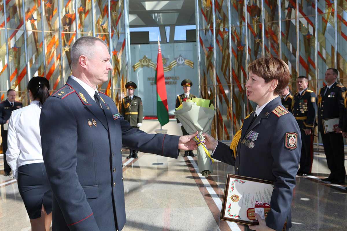 Министр вручил награды сотрудникам Академии МВД