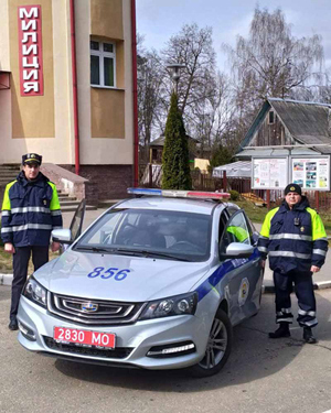 На фото: курсант Ян Безбожный и старший инспектор Александр Басько.