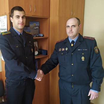 Начальник ОГАИ Павел Василевич отметил успехи курсанта во время прохождения практики.