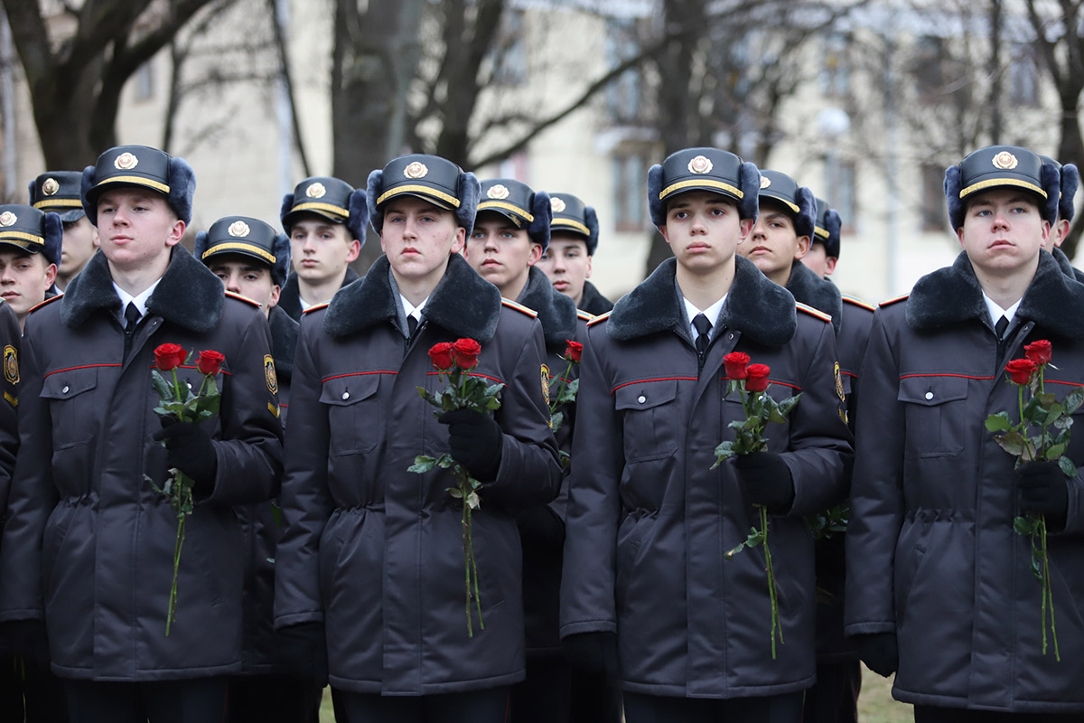 В преддверии Дня чествования ветеранов органов внутренних дел и внутренних войск почтили память погибших сотрудников