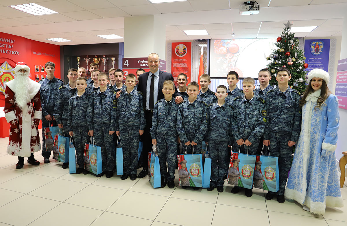 Воспитанников спецлицея МВД с новогодними праздниками поздравил столичный милицейский вуз