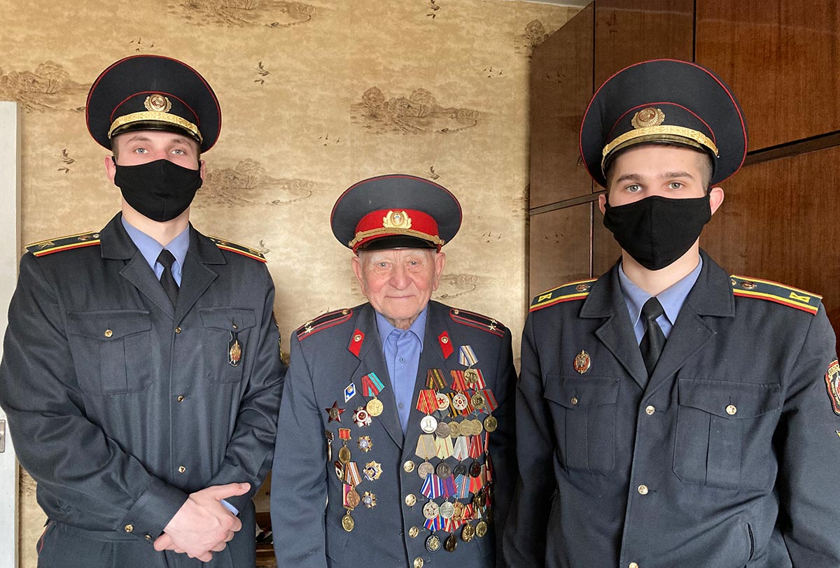 Курсанты милицейской альма-матер посетили ветеранов Великой Отечественной войны