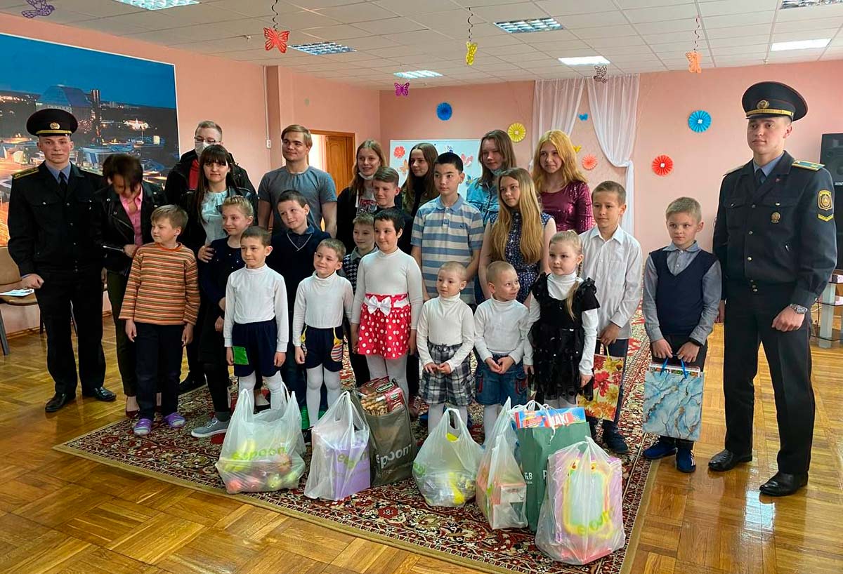 Накануне Международного дня защиты детей курсанты Академии МВД посетили детские дома