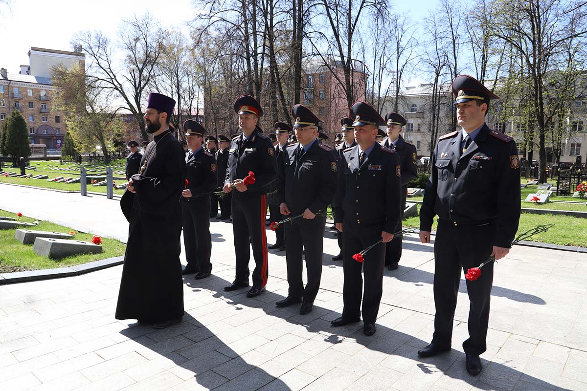 Руководящий состав вуза возложил цветы к памятнику советским солдатам 