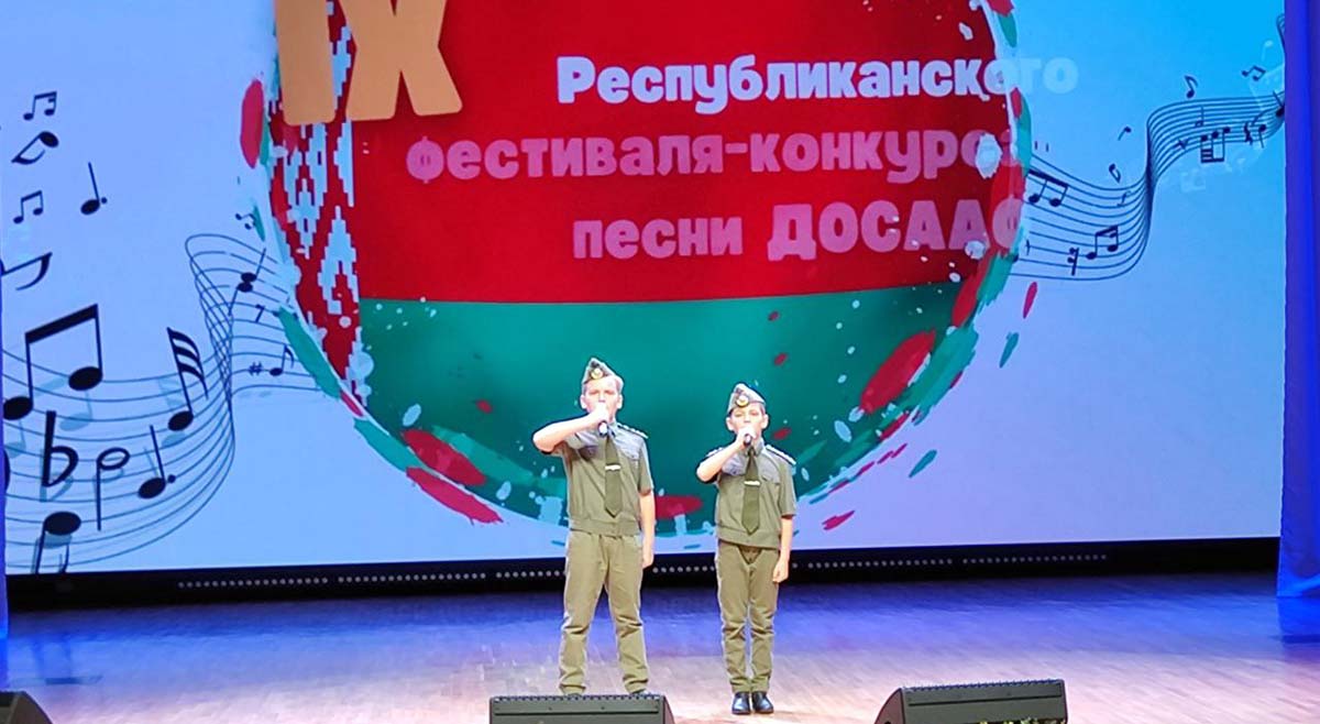 Юные таланты и жюри в погонах на фестивале песни ДОСААФ