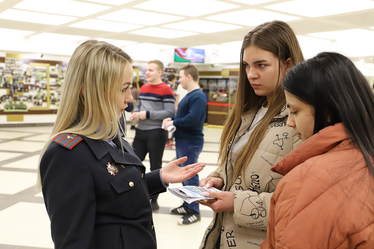 Проведение вступительной кампании - 2022 все ближе. Минские старшеклассники посетили Академию МВД