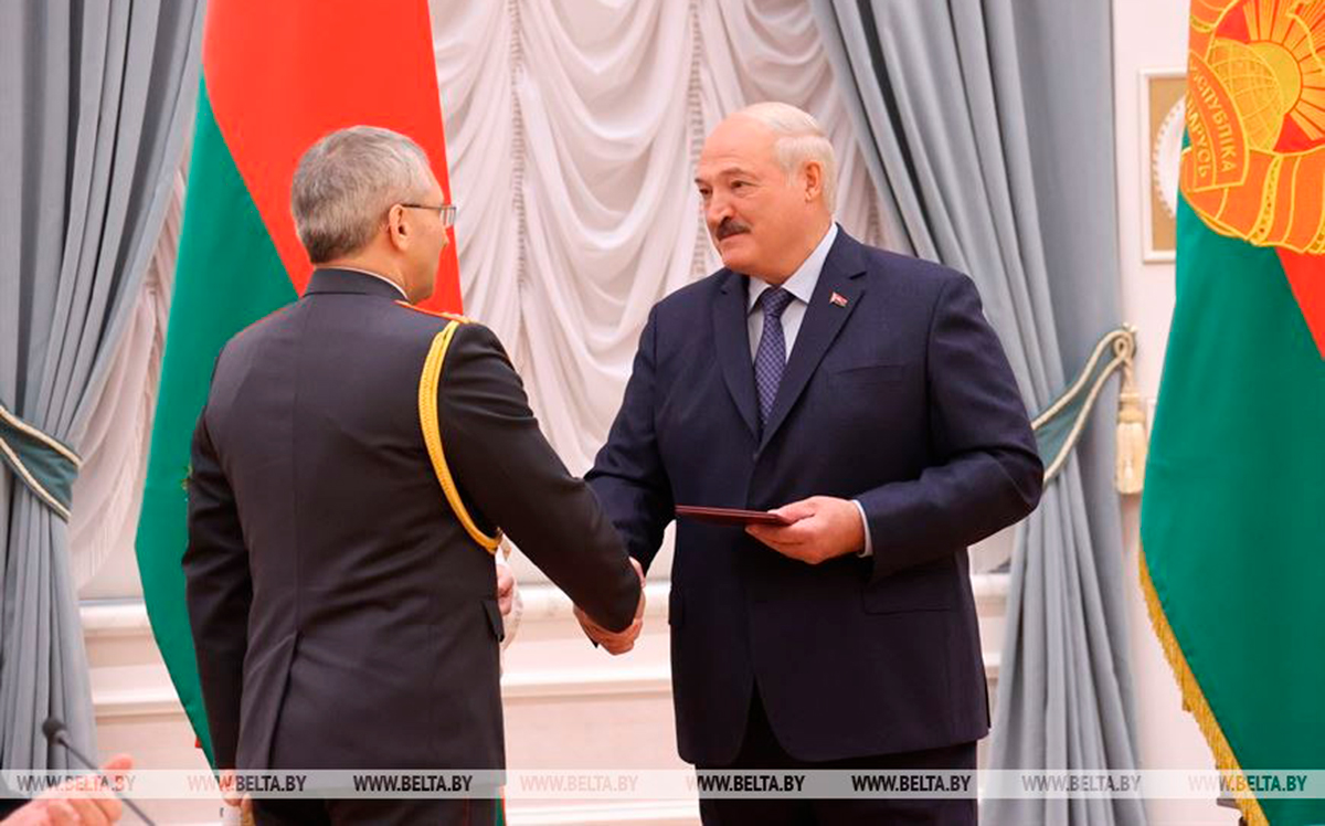 Президент Беларуси вручил дипломы доктора наук и аттестаты профессора
