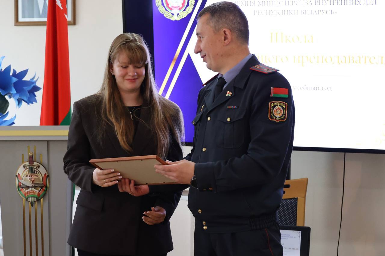 Начинающим преподавателям вручили сертификаты